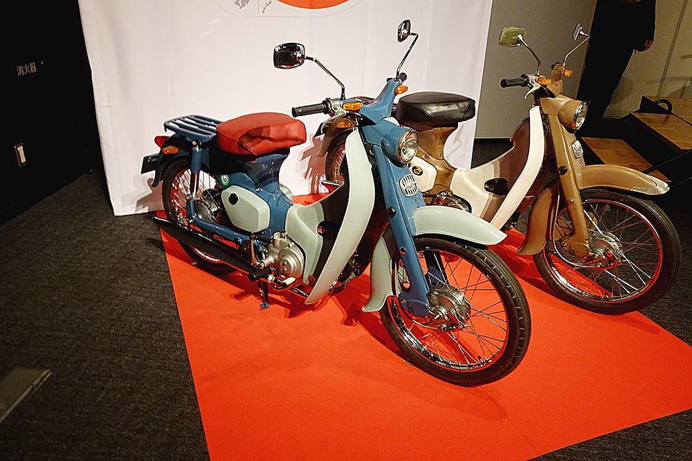 製作所から出荷した状態を再現したレストア車（写真手前）