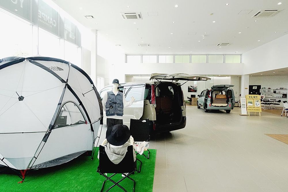 アウトドア軸にカスタム車両を展示