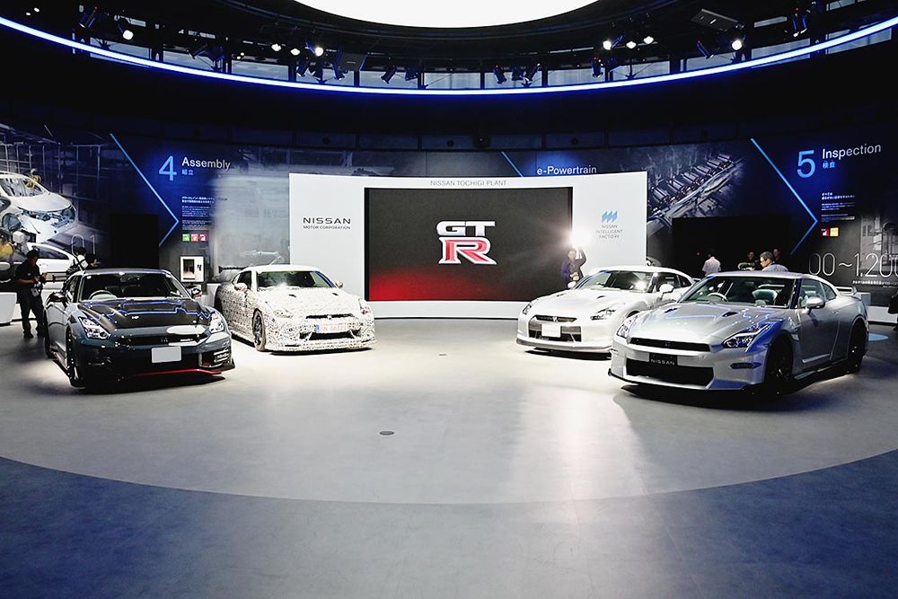 栃木工場のゲストホールには歴代のGT―Rとテストカーが展示された