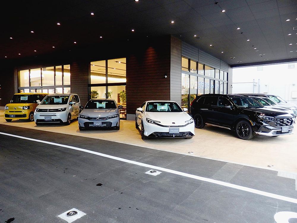 ショールーム前の新車展示スペース