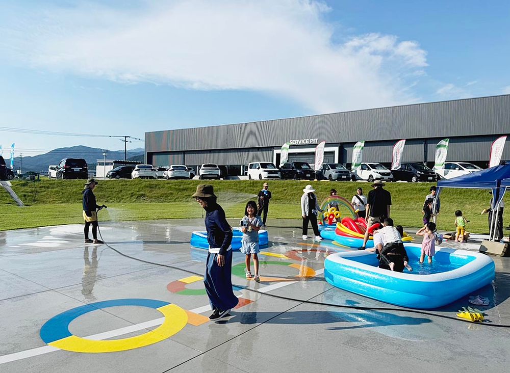 調整池としても機能する広場で水遊び