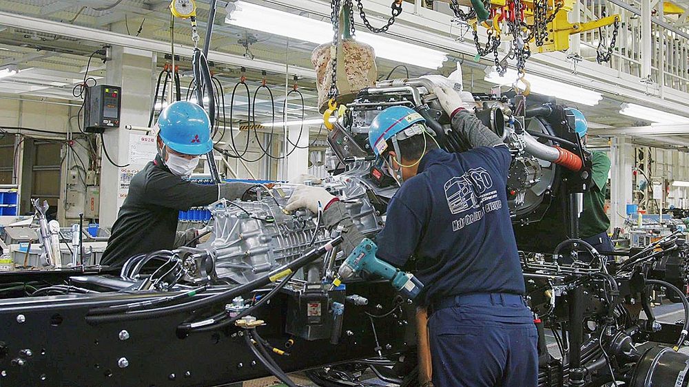 川崎製作所のパワートレイン取り付けの様子。EVトラックも混流生産している
