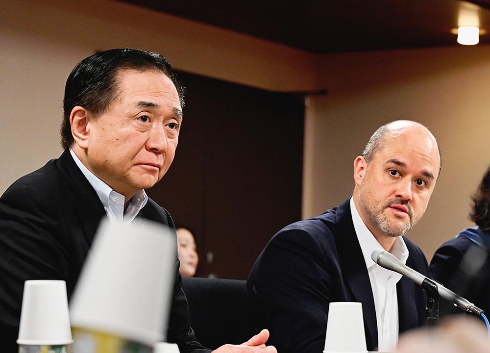 7月の県の会議体に出席するエスピノーサ社長（右）と黒岩知事（左）
