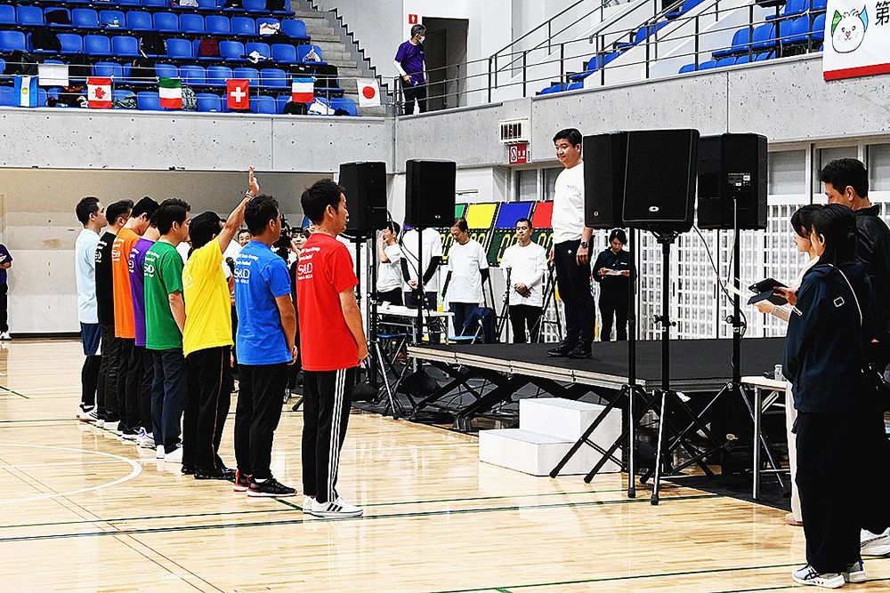 抽選会では佐藤社長がプレゼンターを務めた