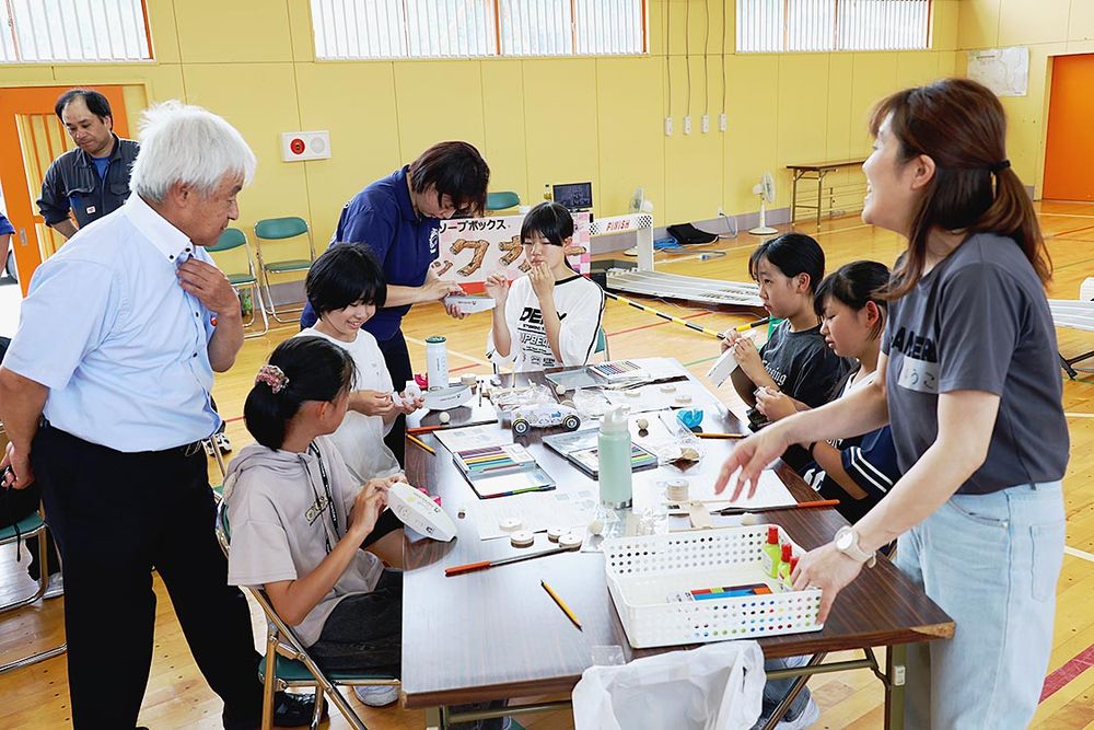 青年部メンバーや女性整備士から作り方を教わって、みんなで楽しく車作り
