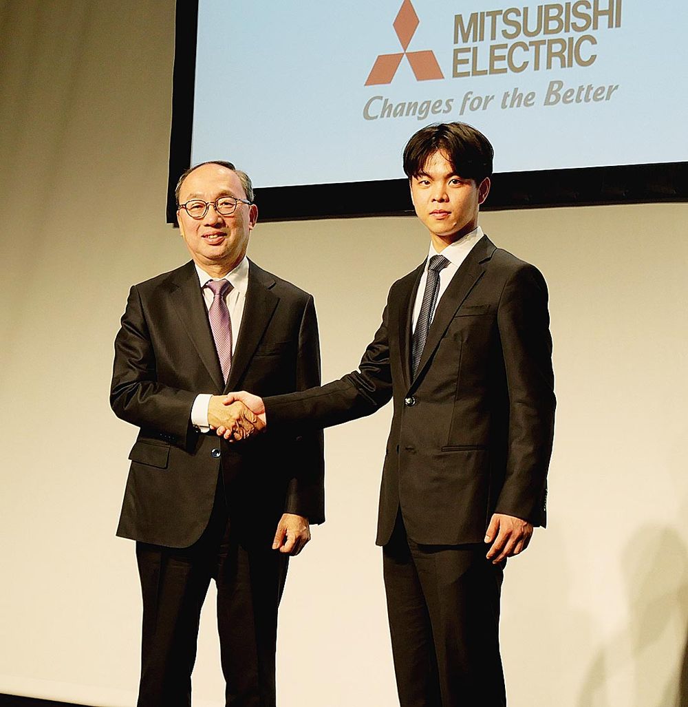 三菱電機の漆間啓社長（左）。人工知能（AI）スタートアップ企業との会見（3月）
