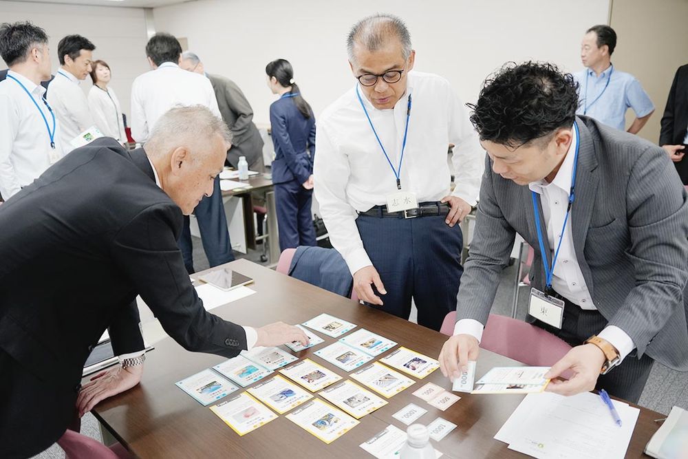カーボンニュートラルゲームに取り組む参加者ら