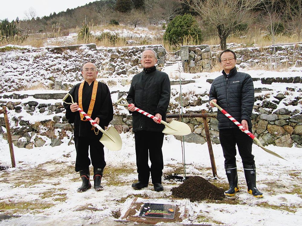 左から五條氏、菊池社長、小南敏美専務取締役統括本部長（奈良トヨタ）