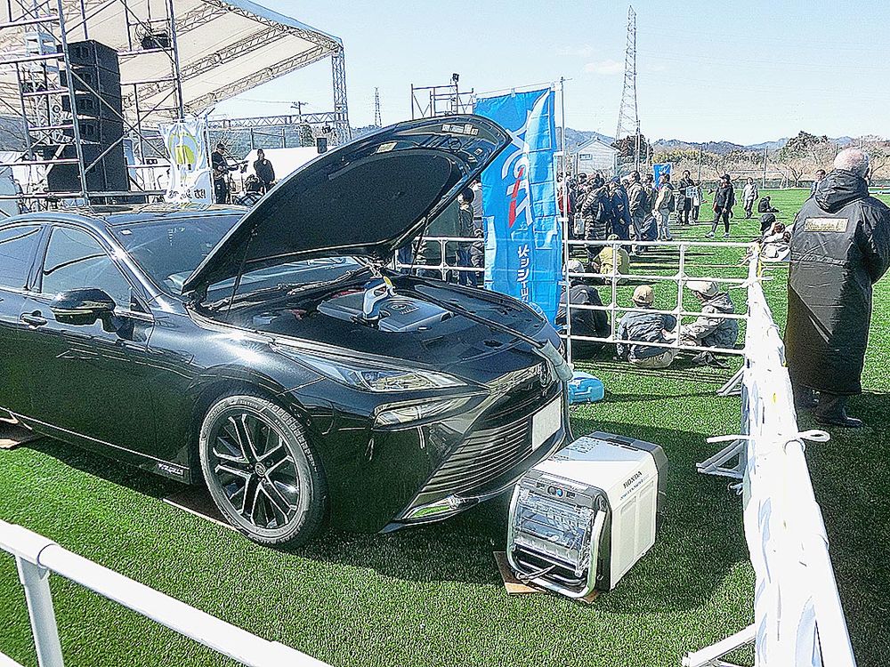 音楽アーティストのライブステージに必要な電力を電動車から供給した