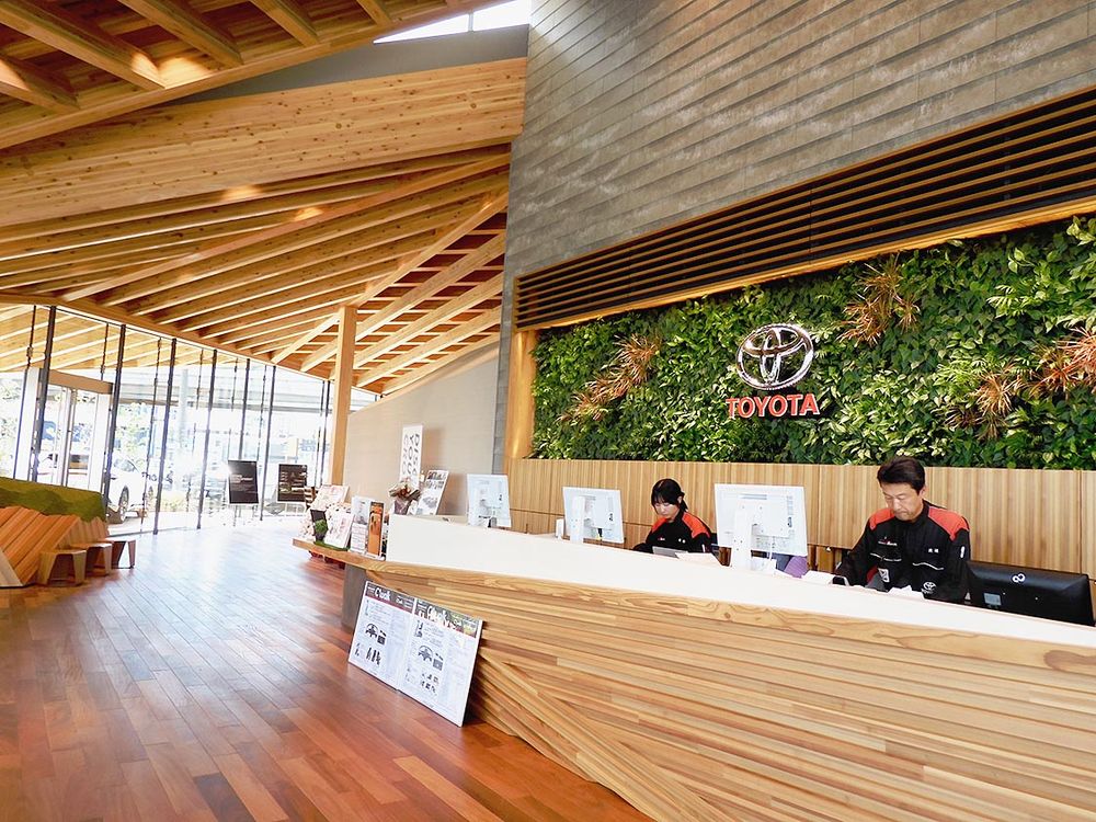 緑をあしらった受付カウンター