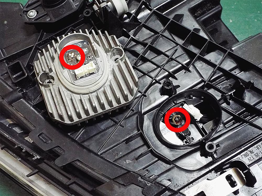 ＬＥＤ基盤およびチューブの受光部の焦げ付きが変色の原因だ（赤丸の箇所）
