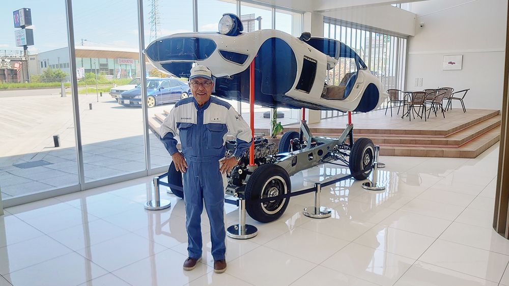 レストア中のトヨタ「２０００ＧＴ」と石川顧問