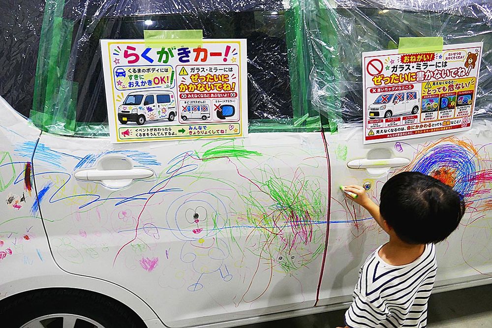 子ども向けのらくがきカーも大人気。白いボディーがあっという間に子どもたちの作品で埋め尽くされた