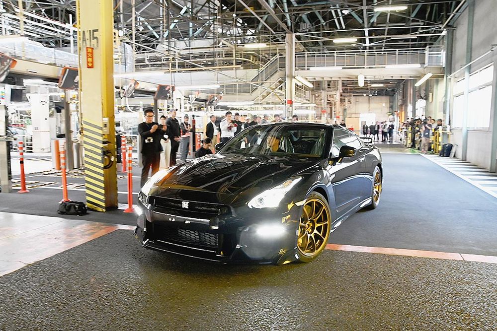 生産ラインから発進するGT―Rの最終生産車