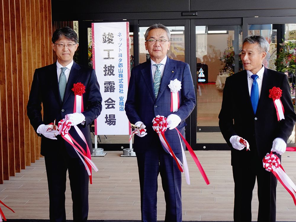 テープカットをする小室社長（中央）、佐藤社長（左）、トヨタエンタプライズの岩田剛光理事
