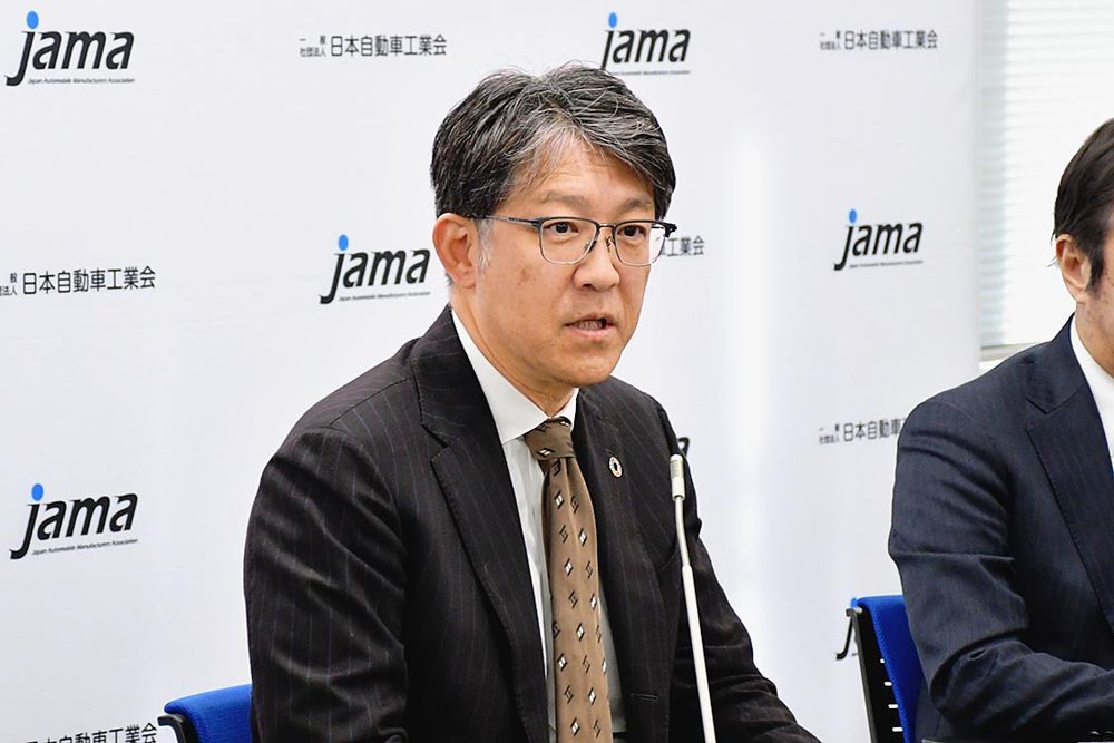 「供給力を保つために資源の安定調達は大前提だ」と説明する自工会の佐藤会長