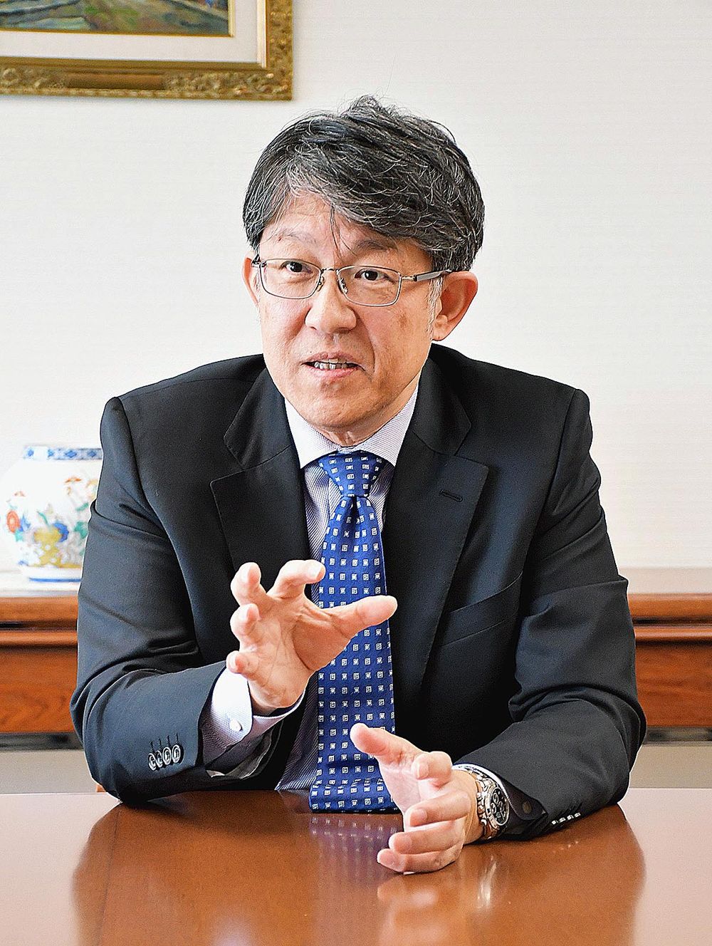 インタビューに応じる佐藤恒治会長