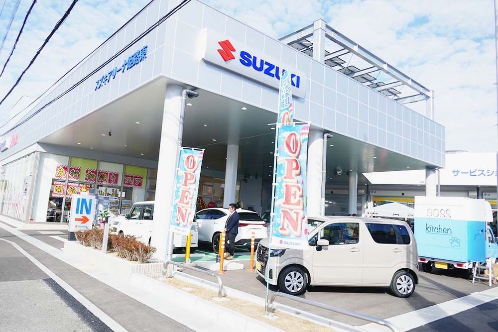 雨でも来店しやすいようキャノピーを設けた
