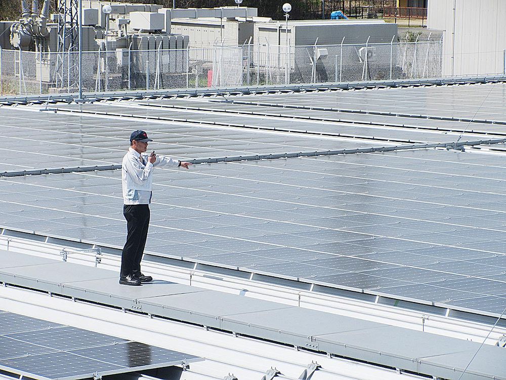 物流棟の屋根に設置された太陽光パネル