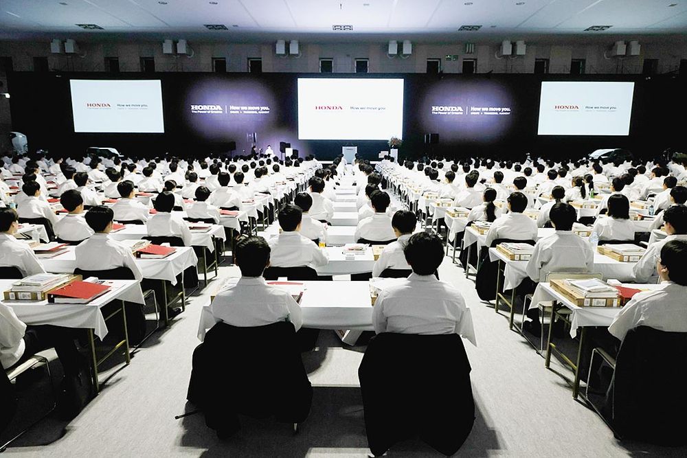 新卒採用は計画を上回る企業が多いが、キャリア採用は苦戦（イメージ）
