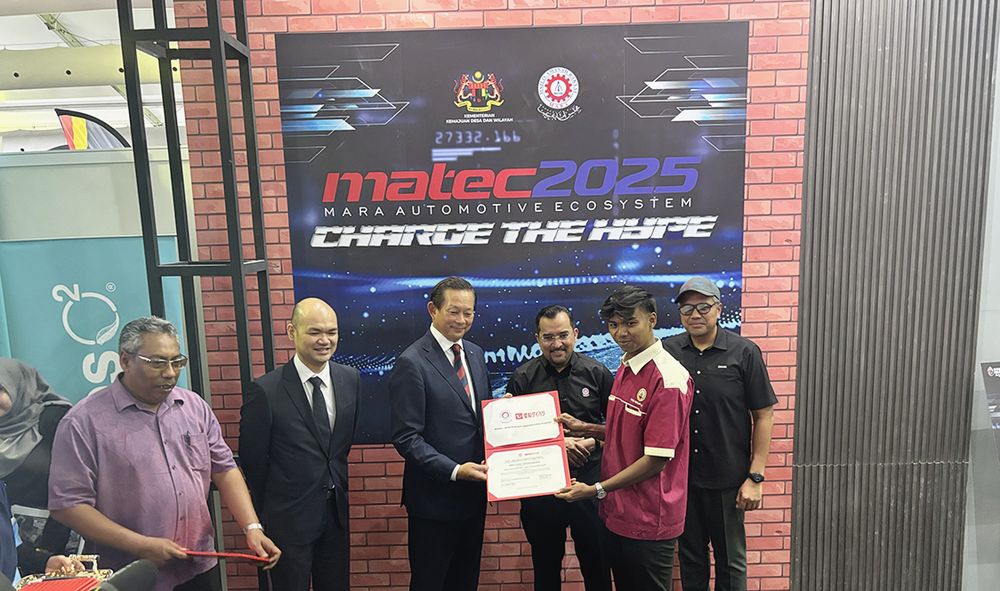 第2期生のオファーレター授与式(左から3人目が坪内孝暁社長)