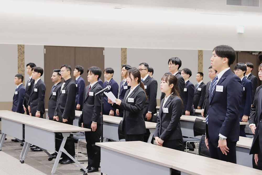 ＮＴＮの入社式で答辞を読み上げる新入社員