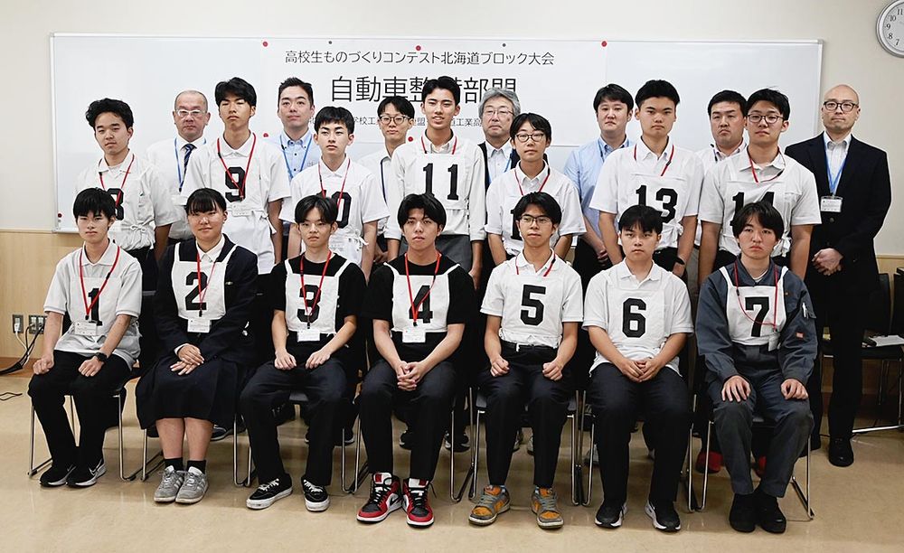 開会式で記念撮影する参加生徒と引率者
