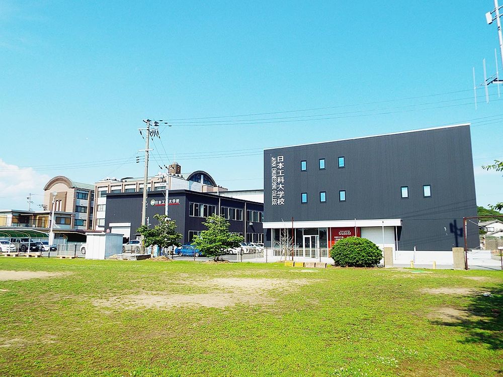 学校外観（実習棟）