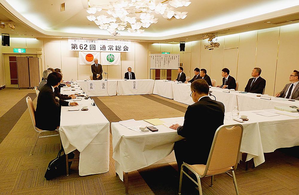 あいさつする前田博憲前支部長・会長