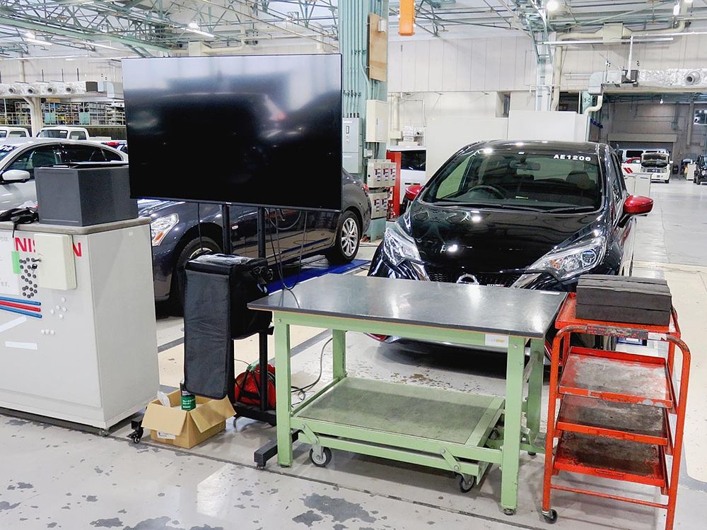 大型モニターを活用し、全員が同じ視点で作業を確認できる