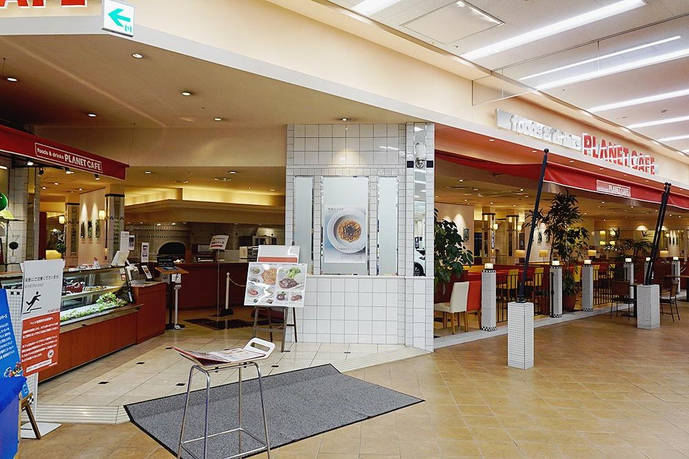 店内にはカフェも設置