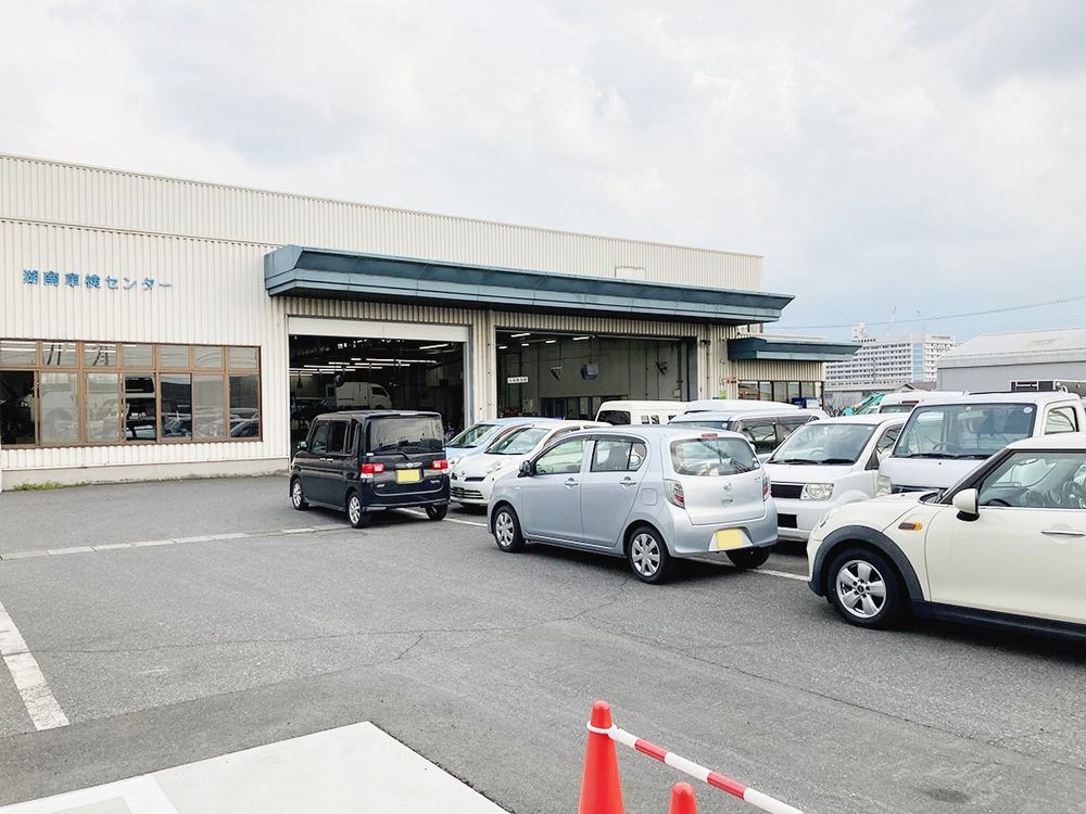 工場の前には作業待ちの車両が並ぶ