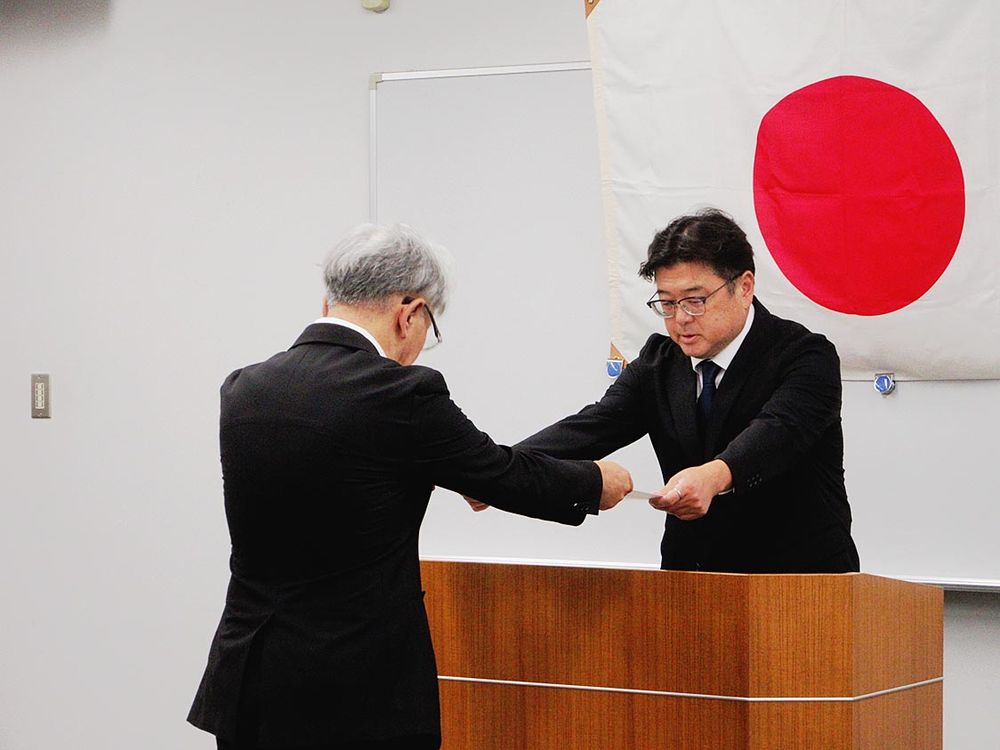 辻本支局長が表彰状を手渡した
