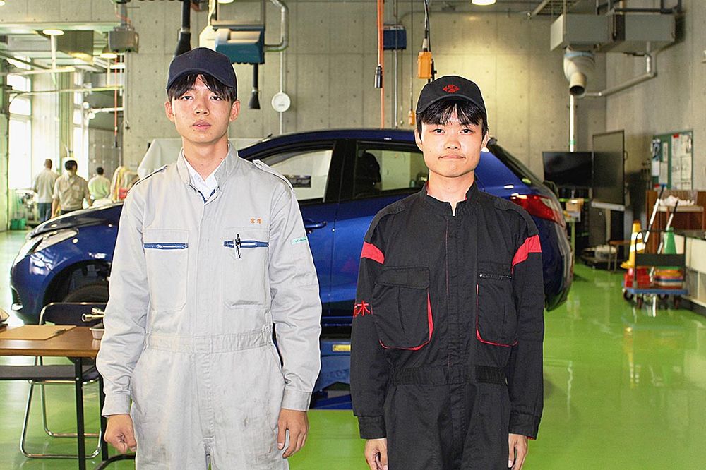 作新学院の山本さん（右）、渋川工業高校の宮澤さん