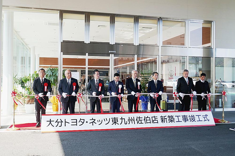 テープカットで竣工を祝った