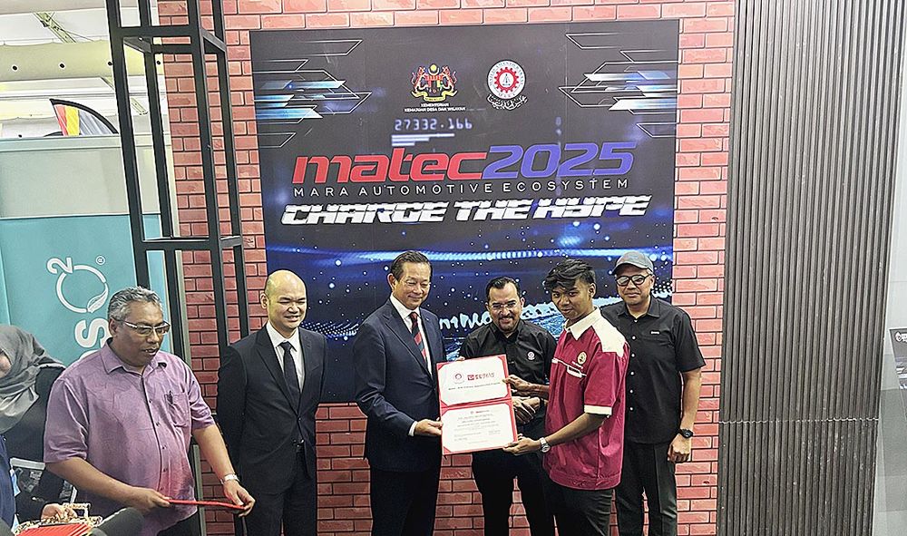 整備士不足を背景に外国人メカニックの活用が進む（写真は愛知ダイハツのマレーシアの第２期生のオファーレター授与式）