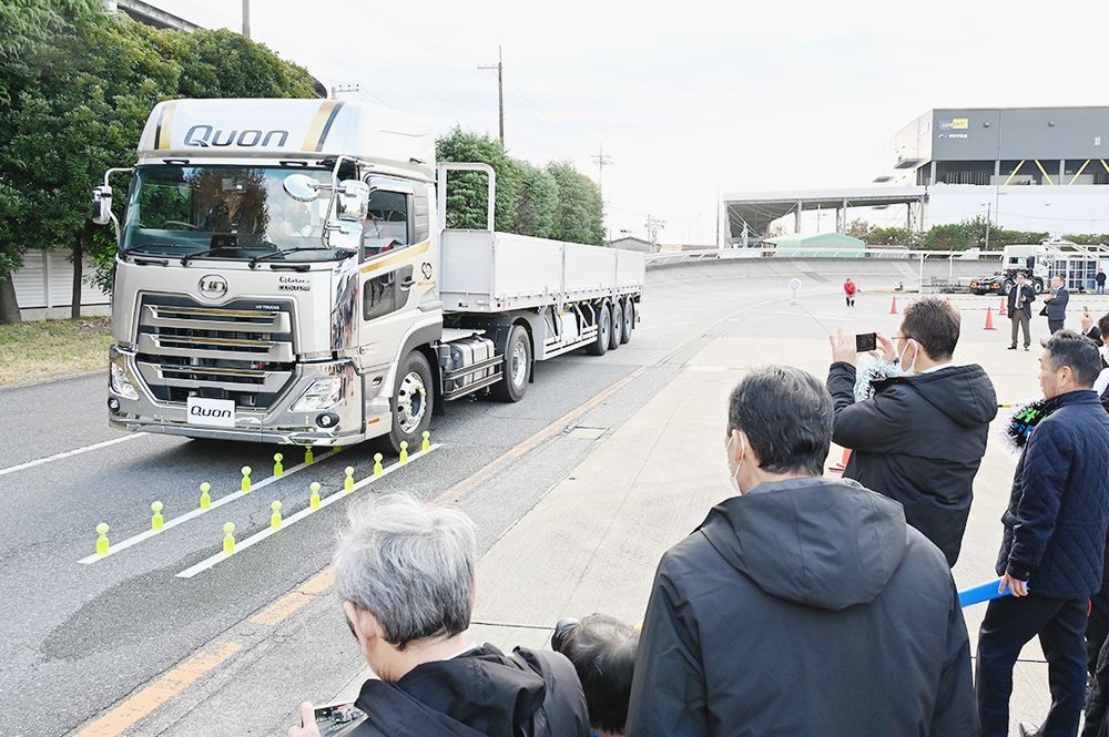 幅わずか７３㌢㍍に置かれたボールを落とさず通過する競技も