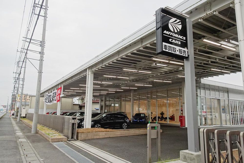 国道１４０号沿いに立地するオートバックスカーズ花園店