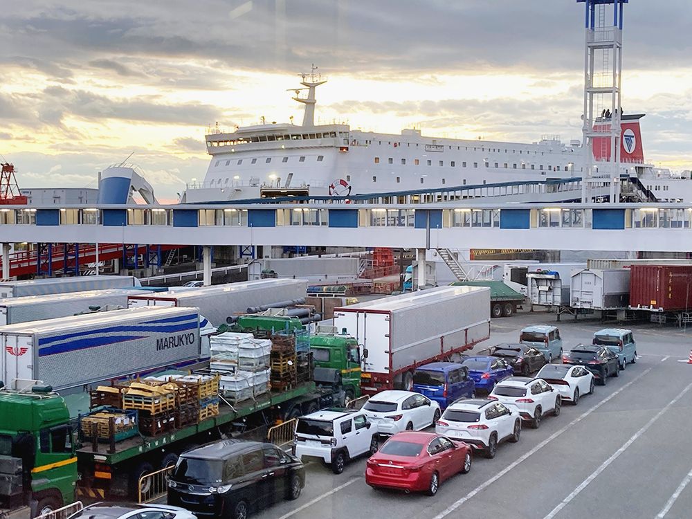 大阪南港のフェリーターミナル。乗船を待つ大型トラックが岸壁を埋める
