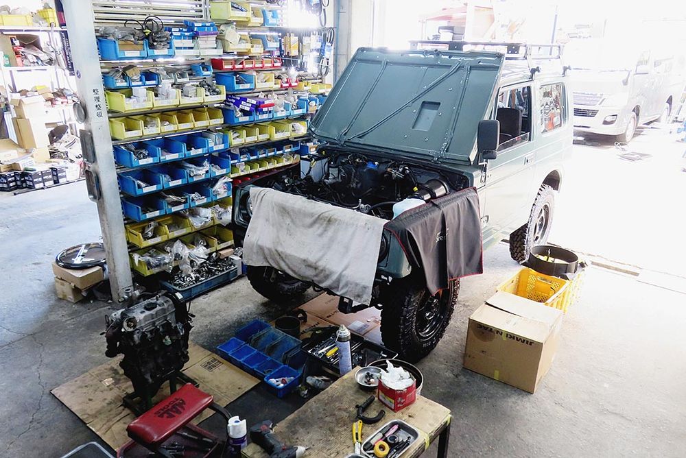 エンジン載せ替え作業中の車両
