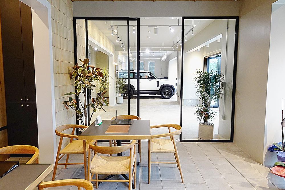 店舗と隣接した展示スペース
