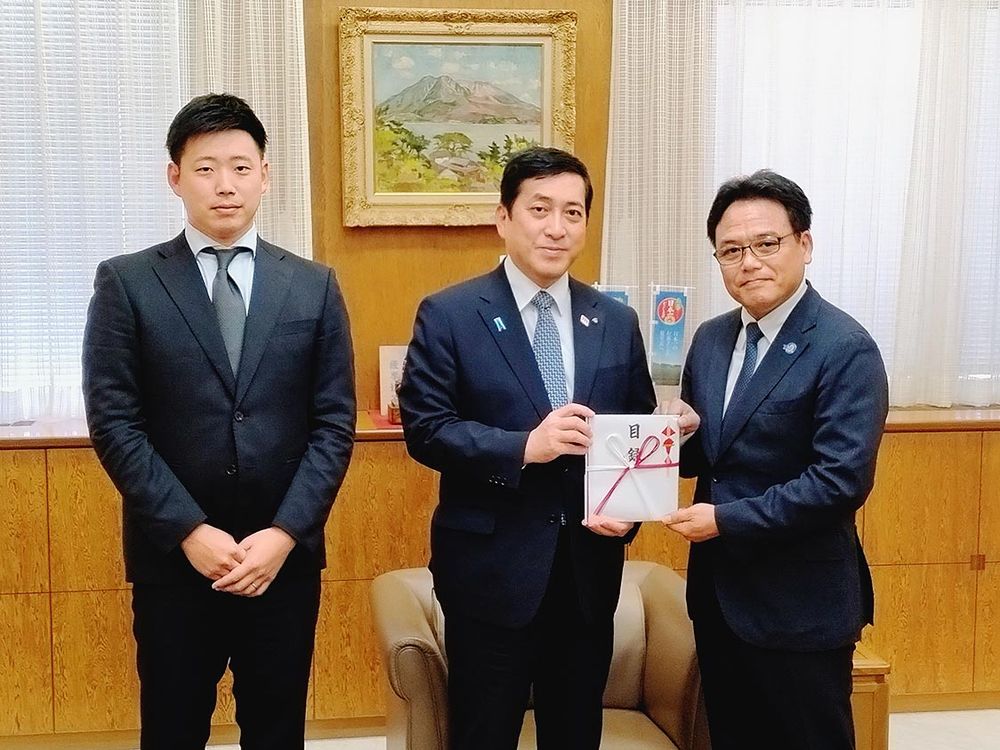 鹿児島県の塩田康一知事（中）とタウの河内山高広上席執行役員（右）