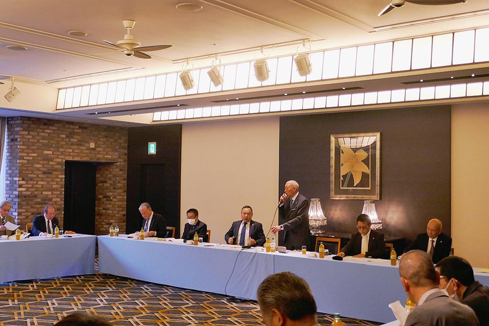 理事会の冒頭、掛下会長が新年のあいさつと今年度の意気込みを語った