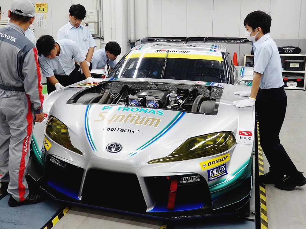 レース参戦車両に興味津々の生徒ら