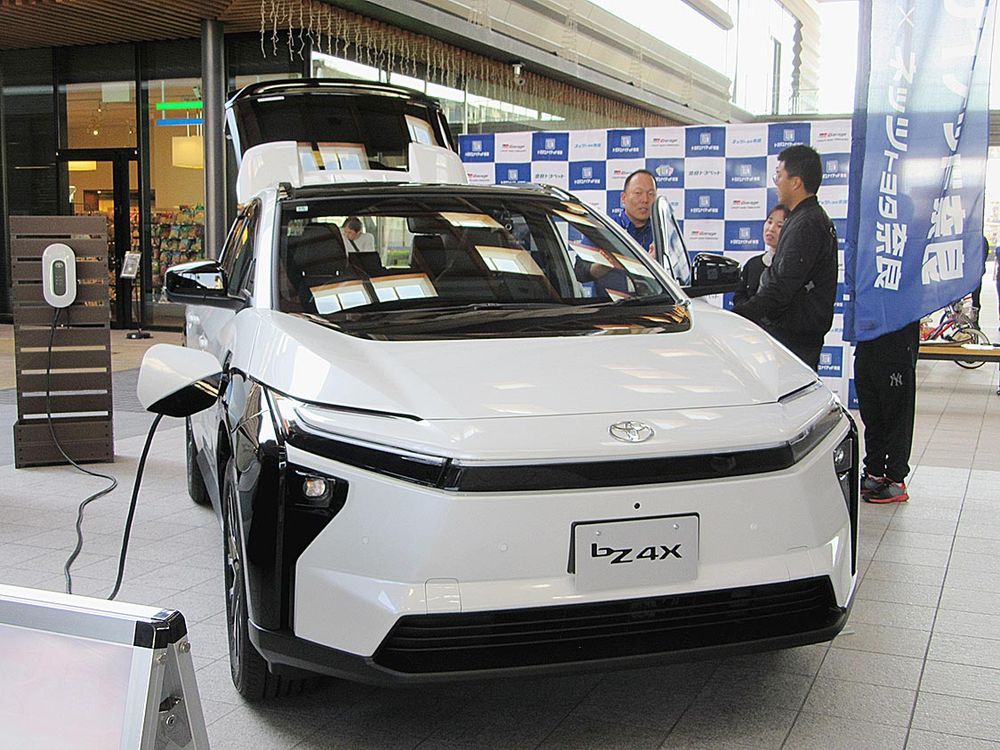 「ｂＺ４Ｘ」の機能について説明を受ける来場者