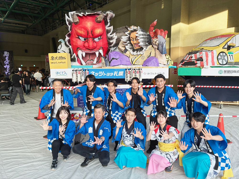 畠山専務（前列左から２人目）と社員がねぶた運行に参加した
