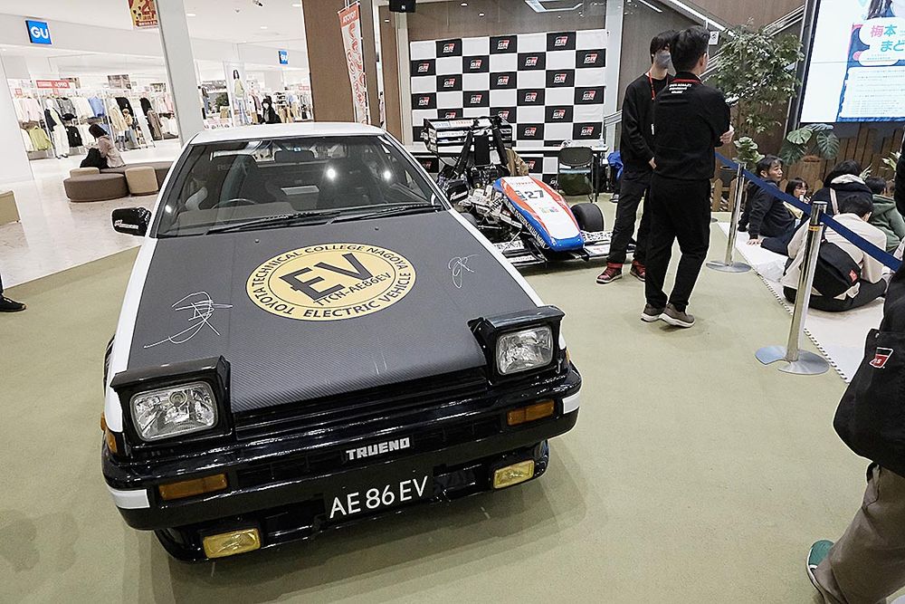 メイン会場には学生が製作した車も展示（写真はトヨタ名古屋自大の「ＡＥ８６」ＥＶ仕様）