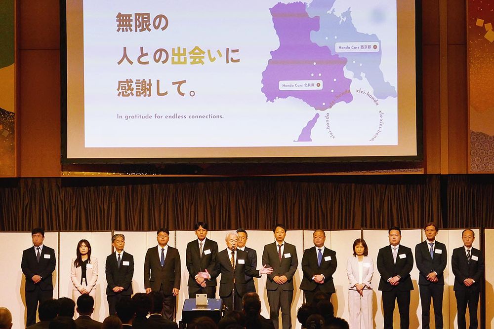 伴仲社長があいさつに立ち、合併の目的や新会社への思いを述べた