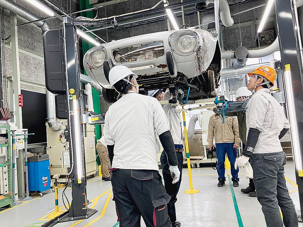 レストアで車づくり全体に加えて専門領域を超えた連携、応用力を身に付ける（スポーツ800をレストアする様子）