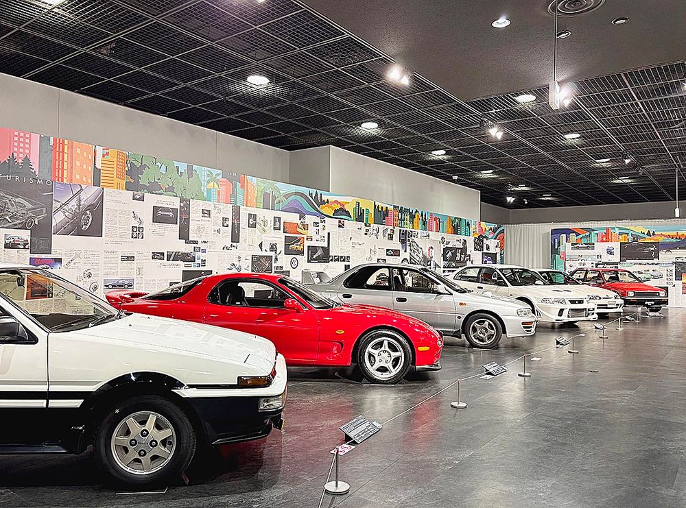 左から２番目がマツダ「アンフィニ　ＲＸ─７」、その右がスバル「インプレッサ　ＷＲＸ」